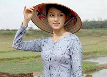Nữ diễn viên Trung Quốc Can Đình Đình yêu kiều với chiếc nón lá Việt và chiếc áo bà ba trong bộ phim Hà Nội - Hà Nội, đóng chung với nam diễn viên Minh Tiệp của Việt Nam năm 2007.